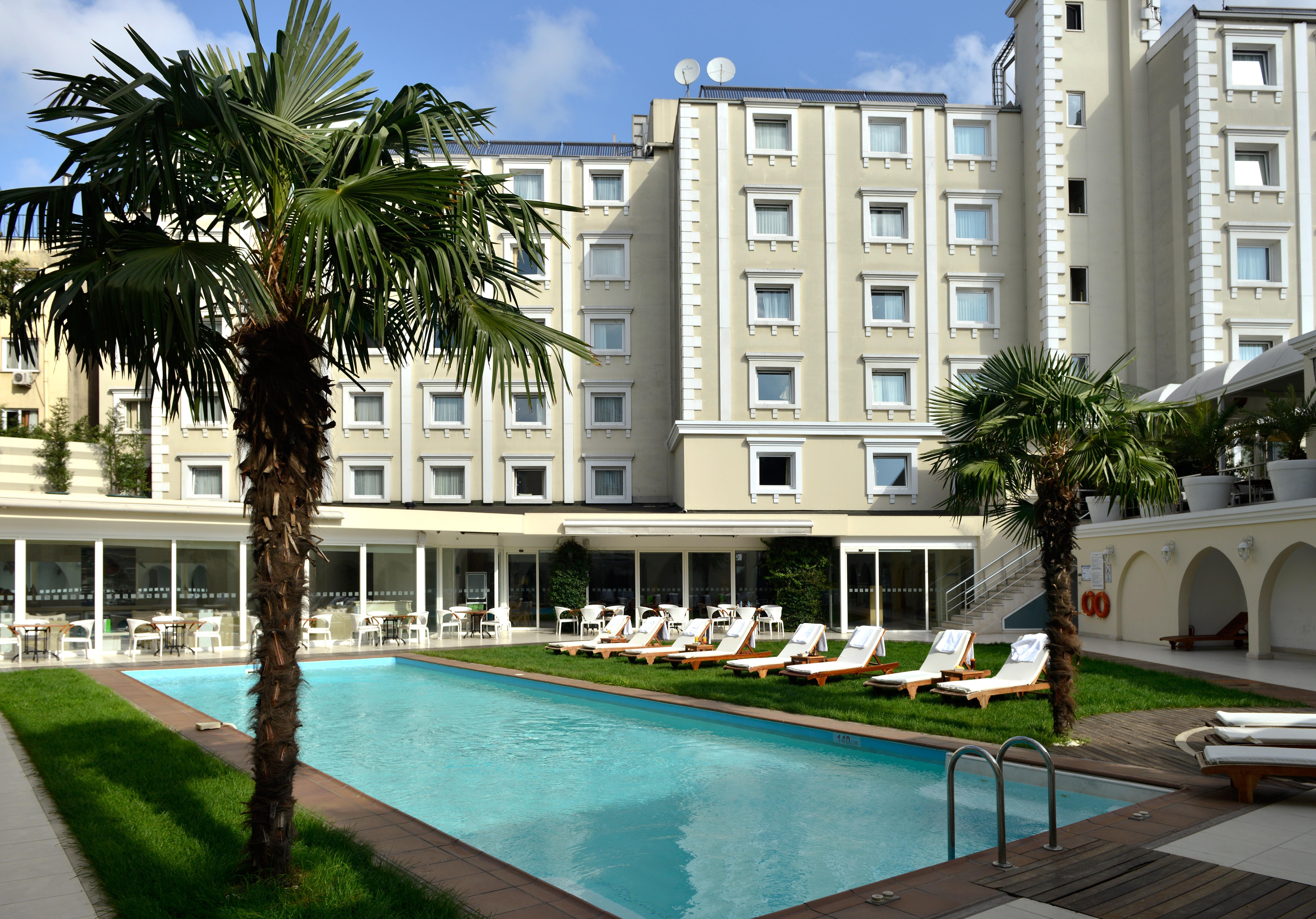 Holiday Inn Istanbul City By Ihg Exterior photo The hotel's swimming pool