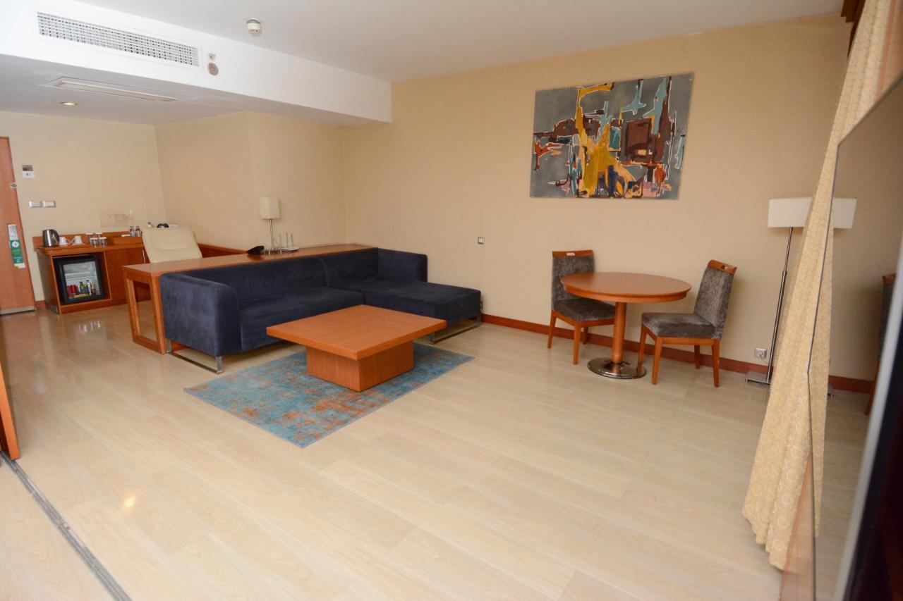 Holiday Inn Istanbul City By Ihg Exterior photo A living room in a hotel