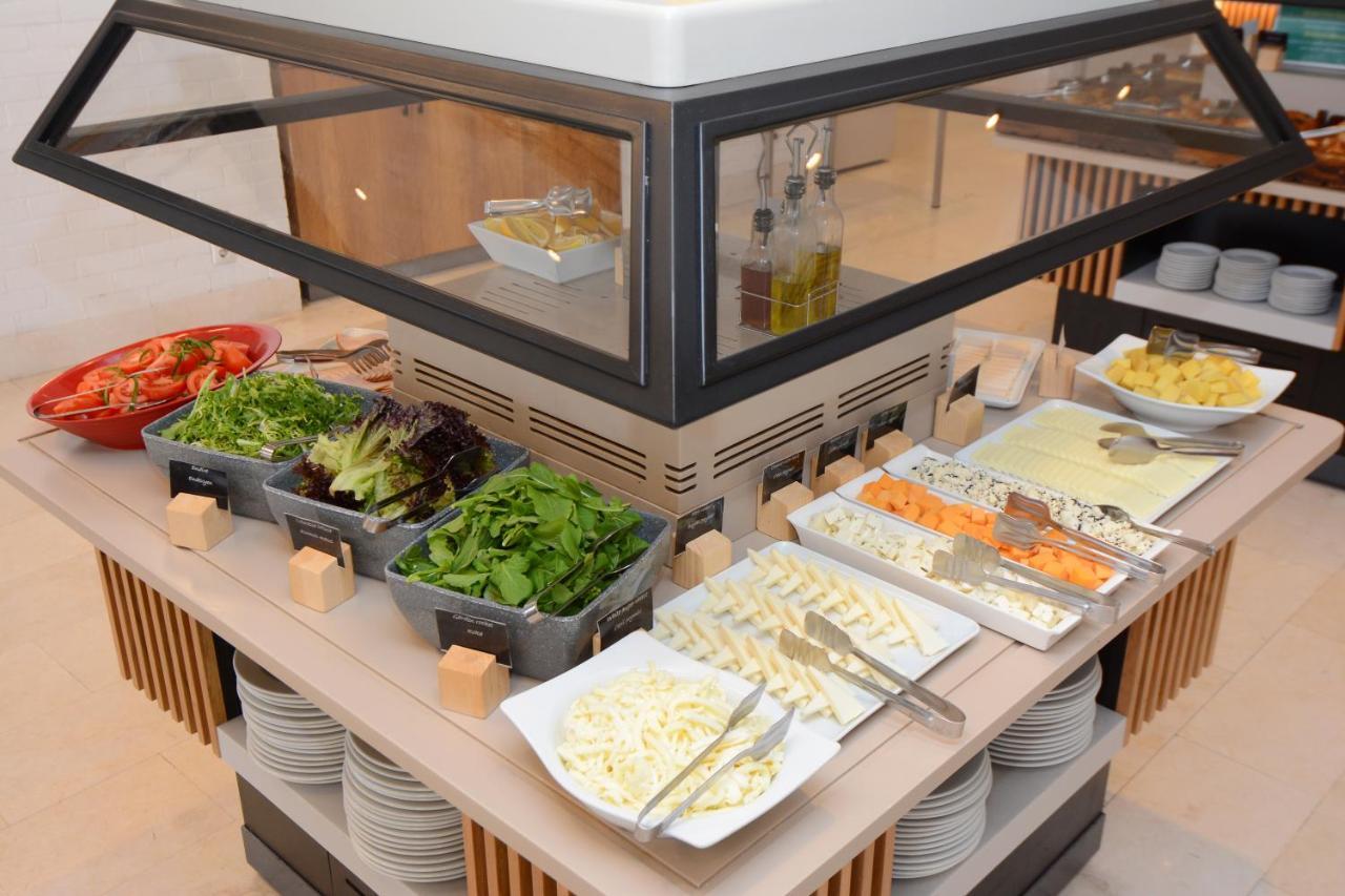 Holiday Inn Istanbul City By Ihg Exterior photo A salad bar